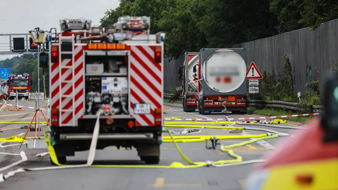 Ein leicht brennbares Gas entweicht aus einem Gefahrguttransporter. - Bild: Alex Talash/dpa