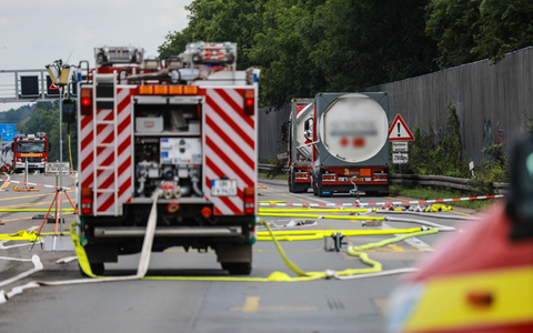 Ein leicht brennbares Gas entweicht aus einem Gefahrguttransporter. - Foto: Alex Talash/dpa