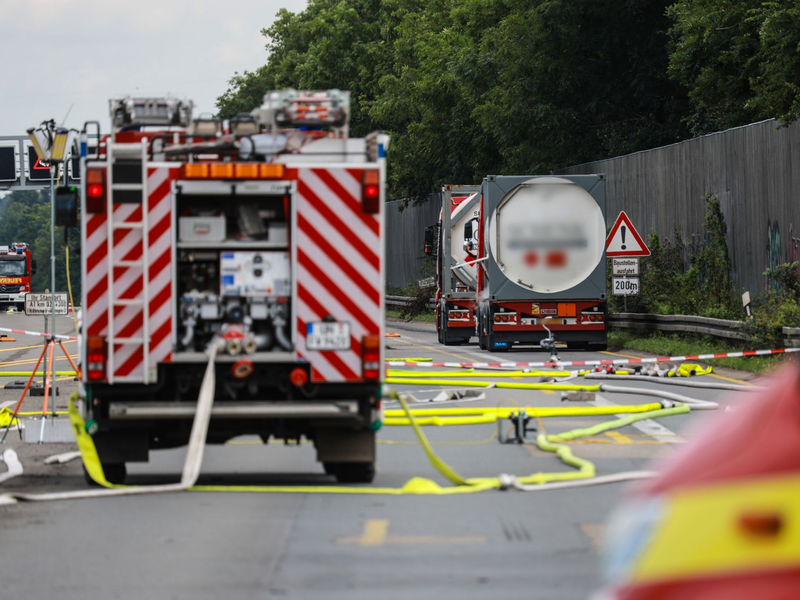 Ein leicht brennbares Gas entweicht aus einem Gefahrguttransporter. - Foto: Alex Talash/dpa