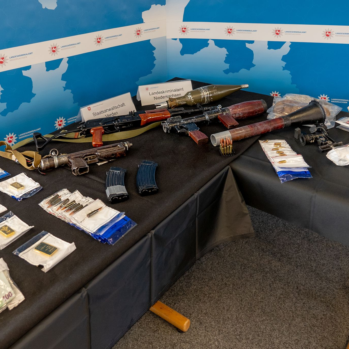 Ermittler haben in der Wohnung der früheren RAF-Terroristin Daniela Klette in Berlin mehrere Tausend Asservate sichergestellt. - Foto: -/LKA Niedersachsen/dpa