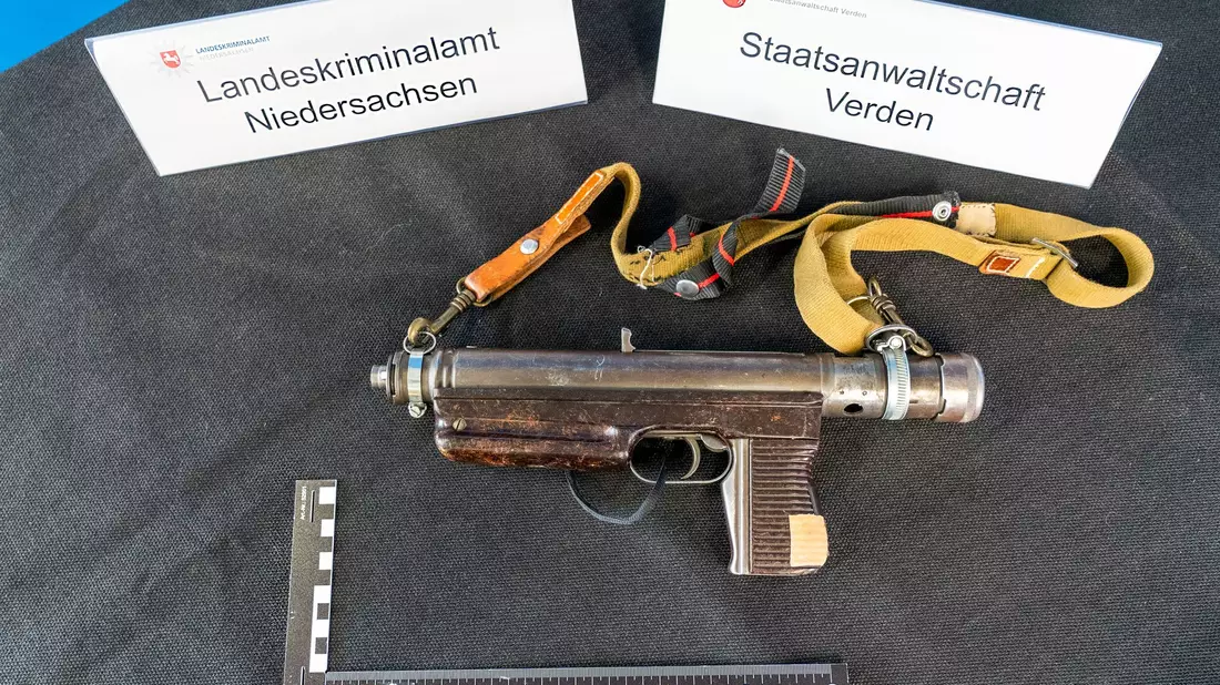 Die Ermittler gehen davon aus, dass Klette und ihre Komplizen diese Waffen und die Attrappe einer Panzerfaust bei Überfallen einsetzten.  - Bild: -/LKA Niedersachsen/Staatsanwaltschaft Verden/dpa