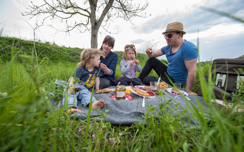 Zecken: Klein, aber gemein / Wie kann man sich schützen? Dauerschädigung durch Zeckenbiss: Unfallversicherung hilft - Foto: presseportal.de Zecken: Klein, aber gemein / Wie kann man sich schützen? Dauerschädigung durch Zeckenbiss: Unfallversicherung hilft - Foto: presseportal.de