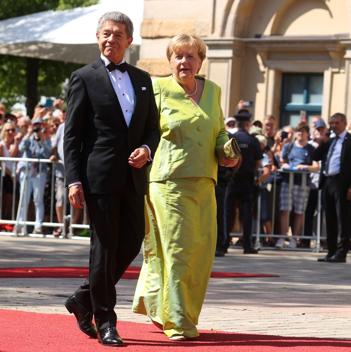 Ob Sonnenschein oder Regen - Angela Merkel und ihr Ehemann Joachim Sauer waren Stammgäste zum Auftakt der Bayreuther Festspiele. - Foto: Karl-Josef Hildenbrand/dpa