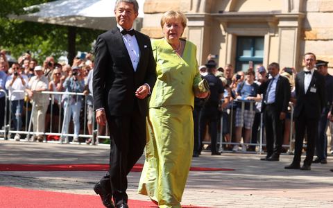 Ob Sonnenschein oder Regen - Angela Merkel und ihr Ehemann Joachim Sauer waren Stammgäste zum Auftakt der Bayreuther Festspiele. - Foto: Karl-Josef Hildenbrand/dpa