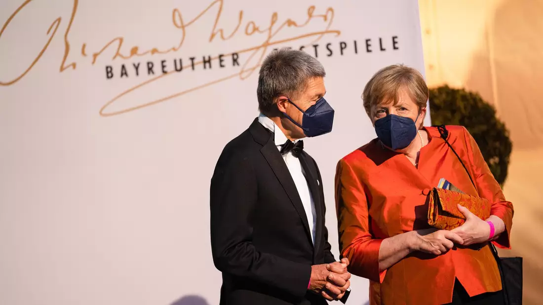 2021 in der Corona-Pandemie trugen Angela Merkel und Joachim Sauer Masken im Festspielhaus. - Bild: Nicolas Armer/dpa
