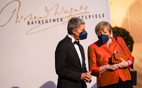 2021 in der Corona-Pandemie trugen Angela Merkel und Joachim Sauer Masken im Festspielhaus. - Foto: Nicolas Armer/dpa