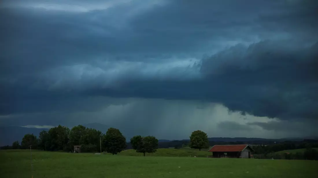 Die Unwettergefahr in Deutschland hält weiterhin an. - Bild: Alexander Wolf/dpa