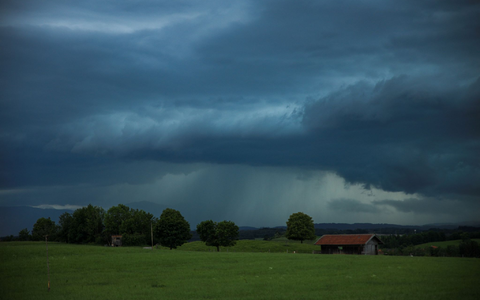 Die Unwettergefahr in Deutschland hält weiterhin an. - Foto: Alexander Wolf/dpa