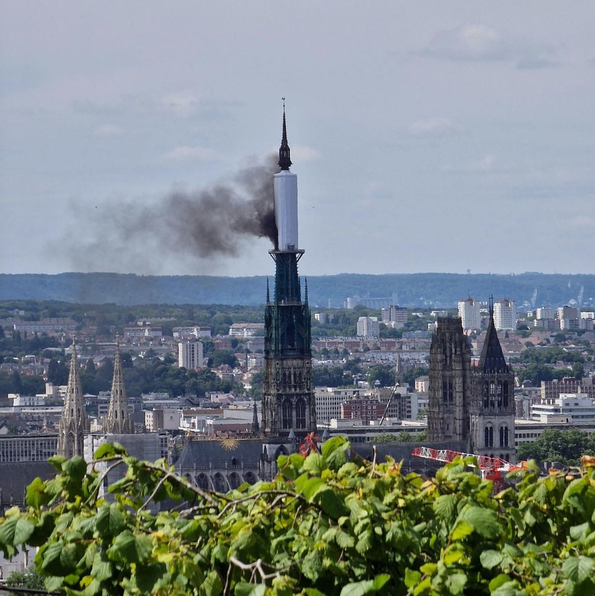 Die Flammen über dem Turm der Kathedrale von Rouen waren weithin sichtbar. - Foto: Patrick Streiff/AFP/dpa