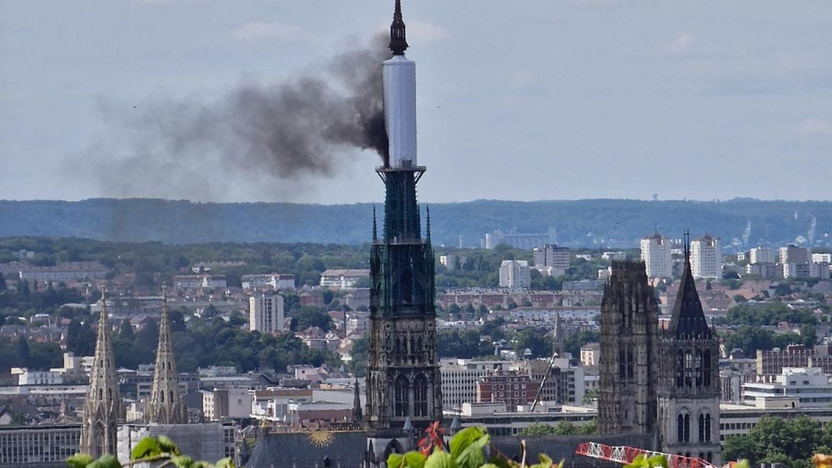 Der Turm der Kathedrale von Rouen steht in Flammen. - Foto: Patrick Streiff/AFP/dpa