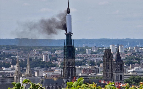 Die Flammen über dem Turm der Kathedrale von Rouen waren weithin sichtbar. - Foto: Patrick Streiff/AFP/dpa
