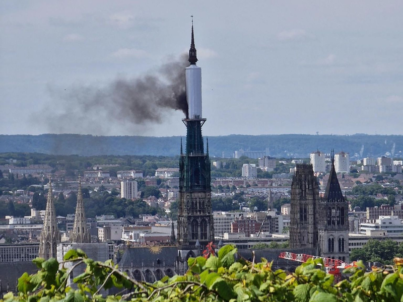 Die Flammen über dem Turm der Kathedrale von Rouen waren weithin sichtbar. - Foto: Patrick Streiff/AFP/dpa