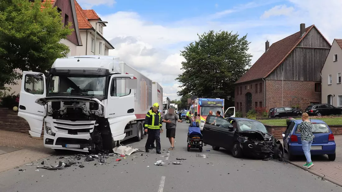 POL-HX: Frontalzusammenstoß zwischen Pkw und Lkw - Zwei Personen verletzt - Bild: presseportal.de