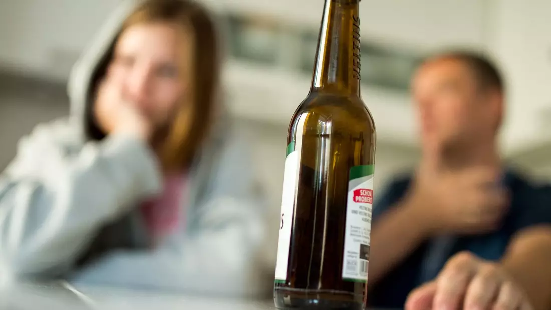 Gesundheitspolitiker warnen vor frühzeitigem Alkoholkonsum. (Symbolfoto) - Bild: Alexander Heinl/dpa/dpa-tmn