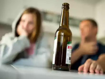 Gesundheitspolitiker warnen vor frühzeitigem Alkoholkonsum. (Symbolfoto) - Foto: Alexander Heinl/dpa/dpa-tmn