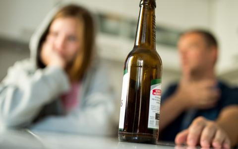 Gesundheitspolitiker warnen vor frühzeitigem Alkoholkonsum. (Symbolfoto) - Foto: Alexander Heinl/dpa/dpa-tmn