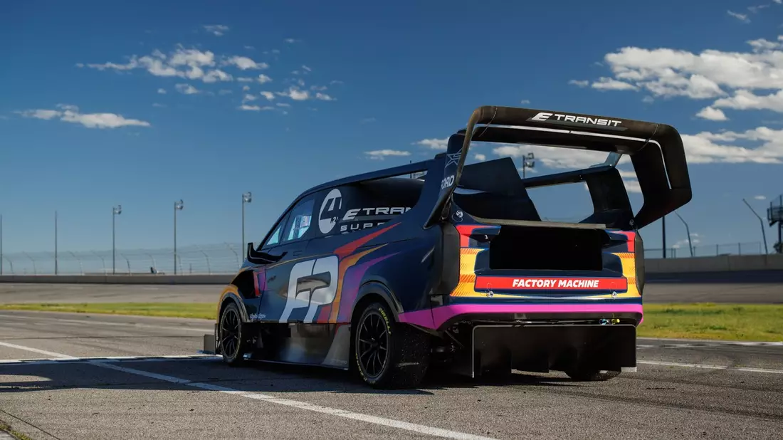 Ford erklimmt den Goodwood Hügel mit spannender Kombination aus Benzin- und Elektro-Power - Bild: presseportal.de