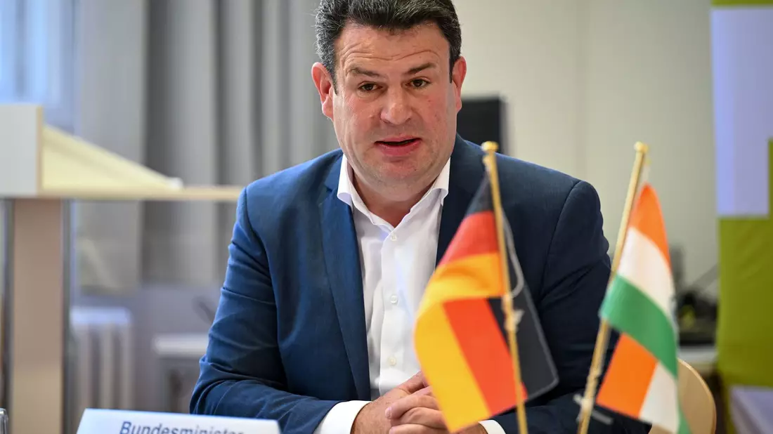 Indische Studierende im Gespräch mit Arbeitsminister Heil an der FU Berlin. - Bild: Soeren Stache/dpa