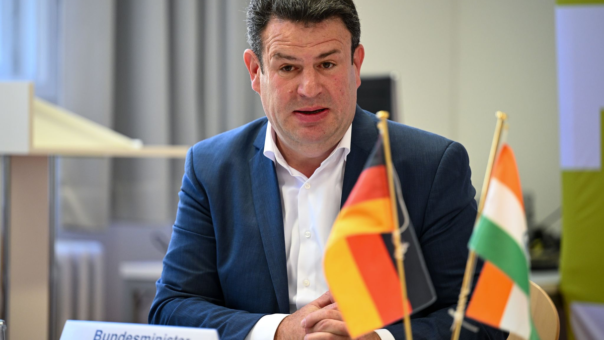 Indische Studierende im Gespräch mit Arbeitsminister Heil an der FU Berlin. - Foto: Soeren Stache/dpa