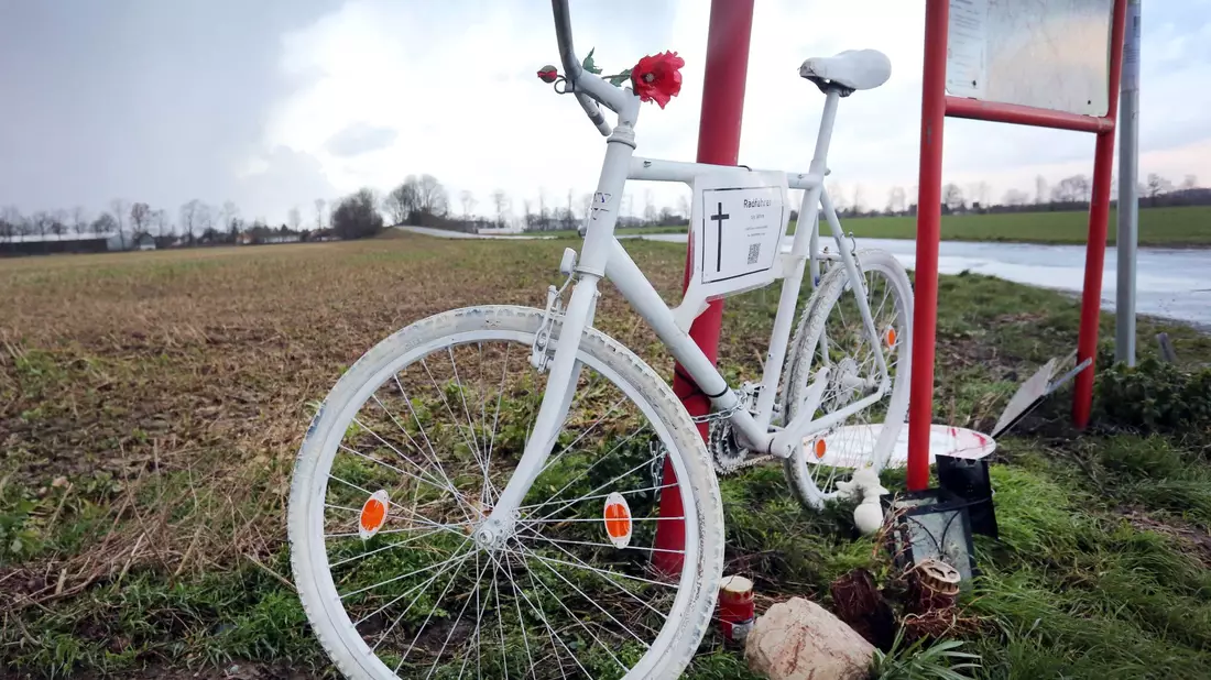 Ein weiß gestrichenes Rad am Straßenrad erinnert an im Verkehr getötete Radfahrer (Foto Archiv).  - Bild: Ralf Roeger/dpa