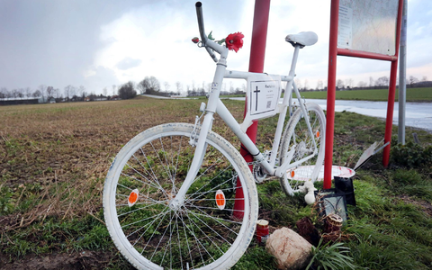 Ein weiß gestrichenes Rad am Straßenrad erinnert an im Verkehr getötete Radfahrer (Foto Archiv). - Foto: Ralf Roeger/dpa Ein weiß gestrichenes Rad am Straßenrad erinnert an im Verkehr getötete Radfahrer (Foto Archiv). - Foto: Ralf Roeger/dpa