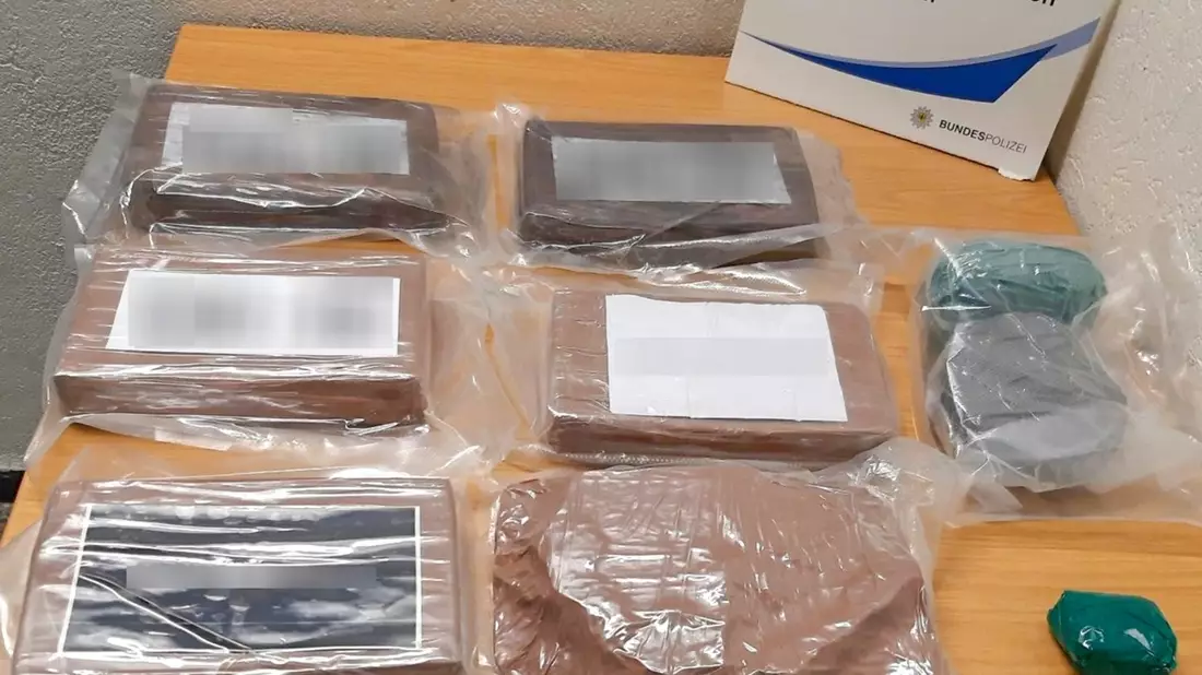 BPOL-BadBentheim: Rund 7,6 Kilo Kokain bei der Einreise an deutsch-niederländischer Grenze beschlagnahmt - Bild: presseportal.de