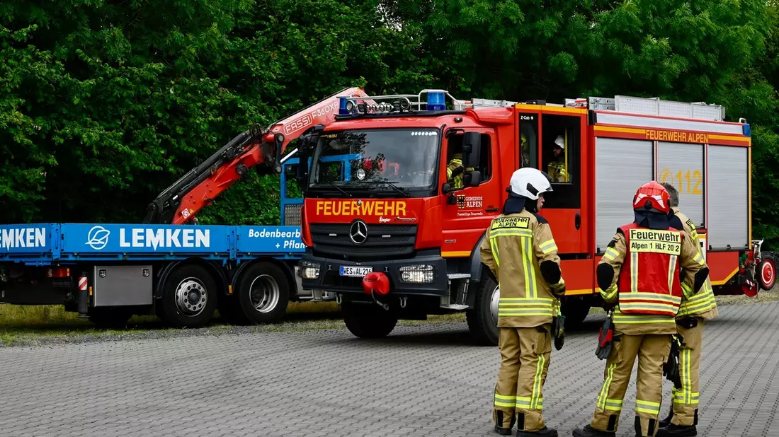 FW Alpen: Freiwillige Feuerwehr Alpen trainiert Technische Hilfeleistung beim Landtechnikhersteller LEMKEN - Bild: presseportal.de