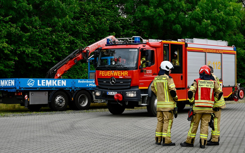FW Alpen: Freiwillige Feuerwehr Alpen trainiert Technische Hilfeleistung beim Landtechnikhersteller LEMKEN - Foto: presseportal.de