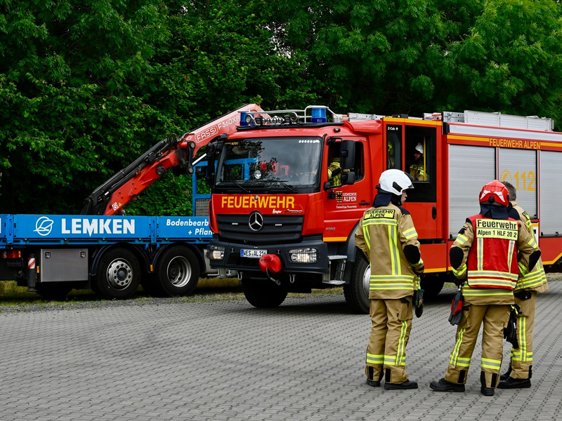 FW Alpen: Freiwillige Feuerwehr Alpen trainiert Technische Hilfeleistung beim Landtechnikhersteller LEMKEN - Foto: presseportal.de