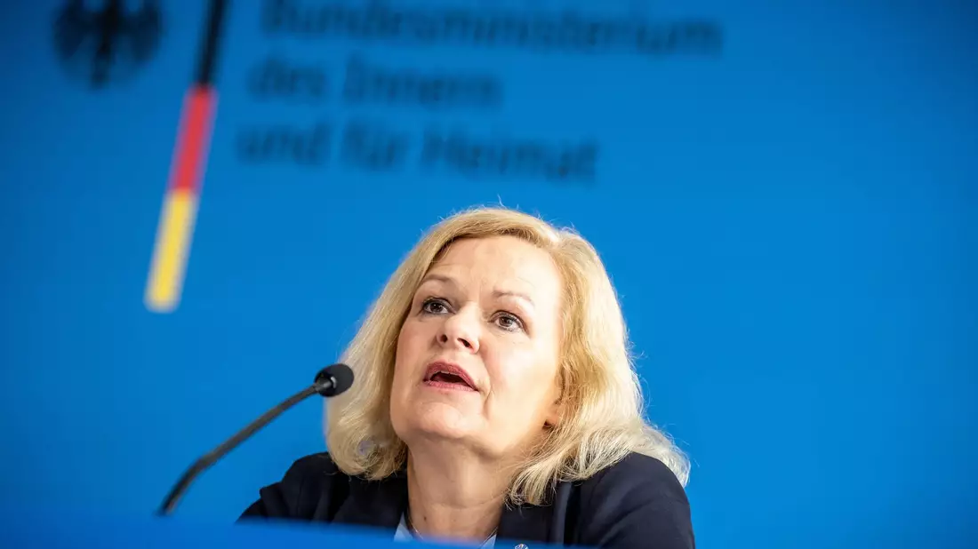 Innenministerin Faeser hat sich mit den Mobilfunkanbietern geeinigt. - Bild: Michael Kappeler/dpa