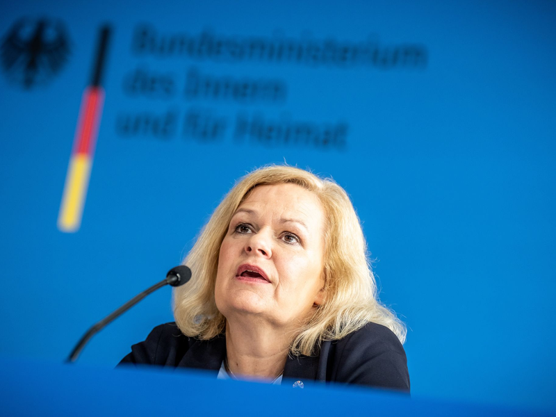 Innenministerin Faeser hat sich mit den Mobilfunkanbietern geeinigt. - Foto: Michael Kappeler/dpa