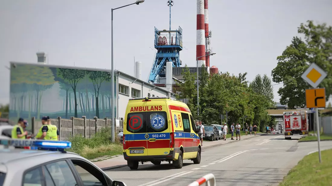 Ein Krankenwagen fährt in das Kohlebergwerk Rydultowy, wo nach einem Gebirgsschlag zwei Bergleute vermisst werden.  - Bild: Katarzyna Zaremba-Majcher/AP/dpa