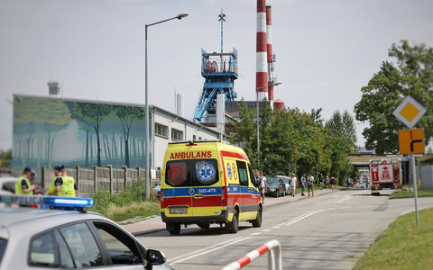Ein Krankenwagen fährt in das Kohlebergwerk Rydultowy, wo bei einem Grubenunglück ein Bergmann getötet und mindestens 17 weitere verletzt wurden.  - Foto: Katarzyna Zaremba-Majcher/AP/dpa