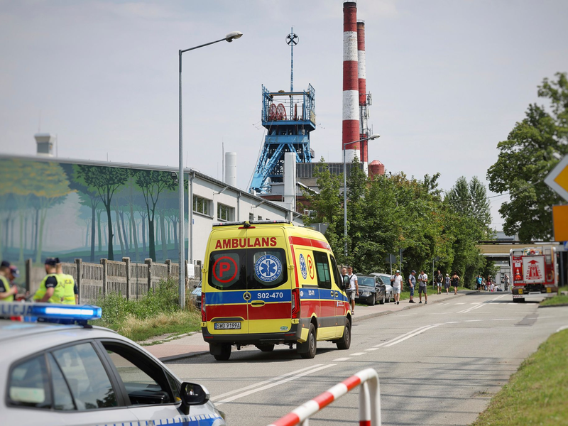 Ein Krankenwagen fährt in das Kohlebergwerk Rydultowy, wo nach einem Gebirgsschlag zwei Bergleute vermisst werden.  - Foto: Katarzyna Zaremba-Majcher/AP/dpa