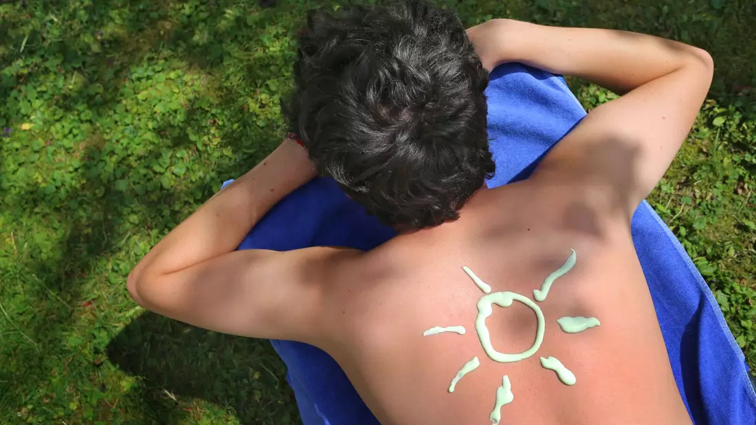 Die UV-Belastung in Deutschland erreicht ihren Höhepunkt meist im Juni und Juli, wenn die Sonne am höchsten steht. (Symbolbild) - Bild: Karl-Josef Hildenbrand/dpa/dpa-tmn