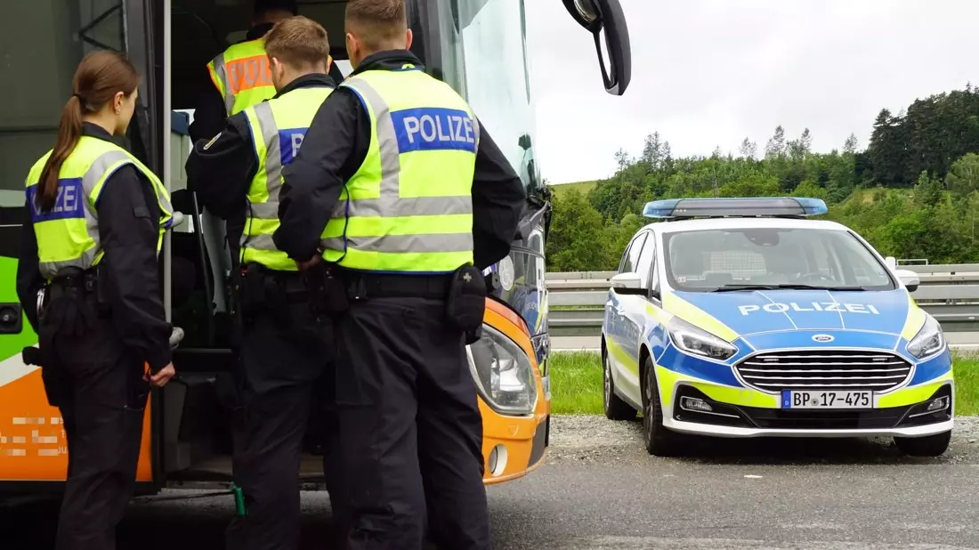 Bundespolizeidirektion München: Neun Anzeigen nach einer Buskontrolle/ Bundespolizei greift syrische und eritreische Migranten auf - Bild: presseportal.de