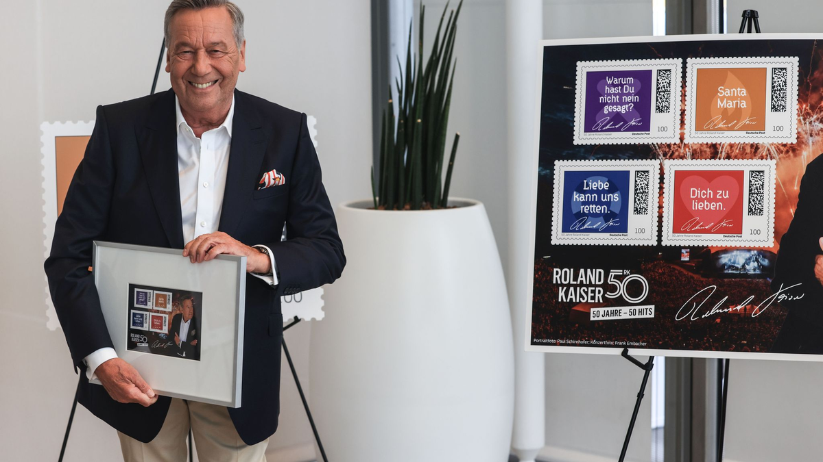 Die Briefmarken sind limitiert und können unter anderem in einer speziellen «Kaiser-Postfiliale» gekauft werden. - Foto: Oliver Berg/dpa