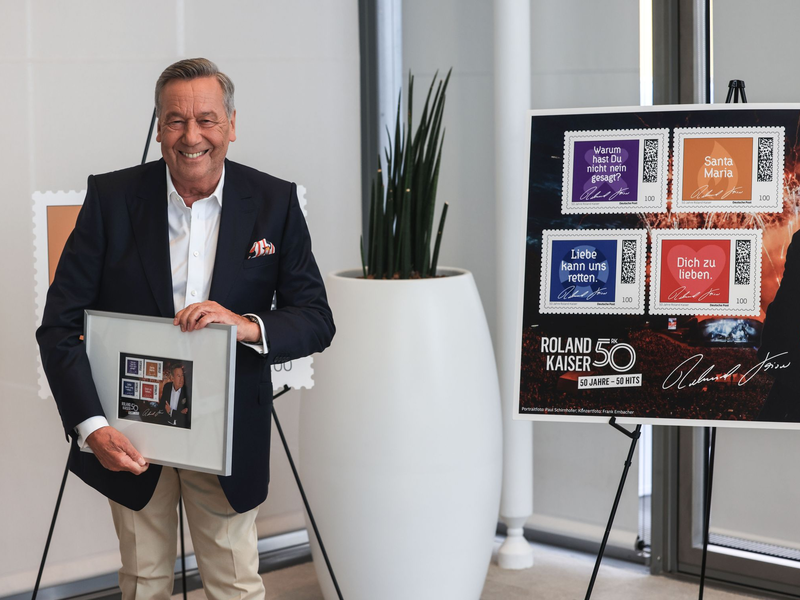 Die Briefmarken sind limitiert und können unter anderem in einer speziellen «Kaiser-Postfiliale» gekauft werden. - Foto: Oliver Berg/dpa