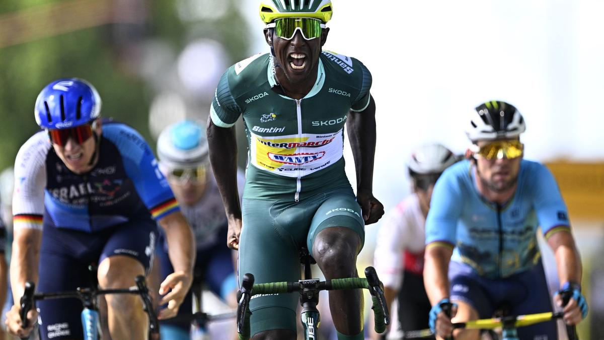 Es ist bereits der dritte Sprint-Sieg für Biniam Girmay (M) von Intermarche Wanty. - Foto: David Pintens/Belga/dpa