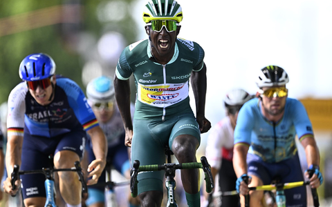 Es ist bereits der dritte Sprint-Sieg fĂĽr Biniam Girmay (M) von Intermarche Wanty. - Foto: David Pintens/Belga/dpa Es ist bereits der dritte Sprint-Sieg fĂĽr Biniam Girmay (M) von Intermarche Wanty. - Foto: David Pintens/Belga/dpa