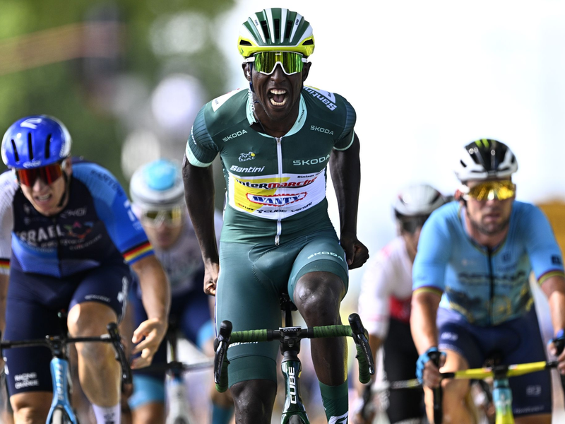 Es ist bereits der dritte Sprint-Sieg für Biniam Girmay (M) von Intermarche Wanty. - Foto: David Pintens/Belga/dpa