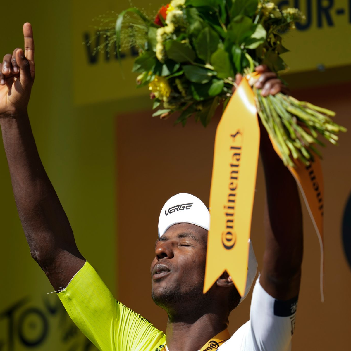 Es ist bereits der dritte Sprint-Sieg für Biniam Girmay von Intermarche Wanty. - Foto: Jerome Delay/AP/dpa