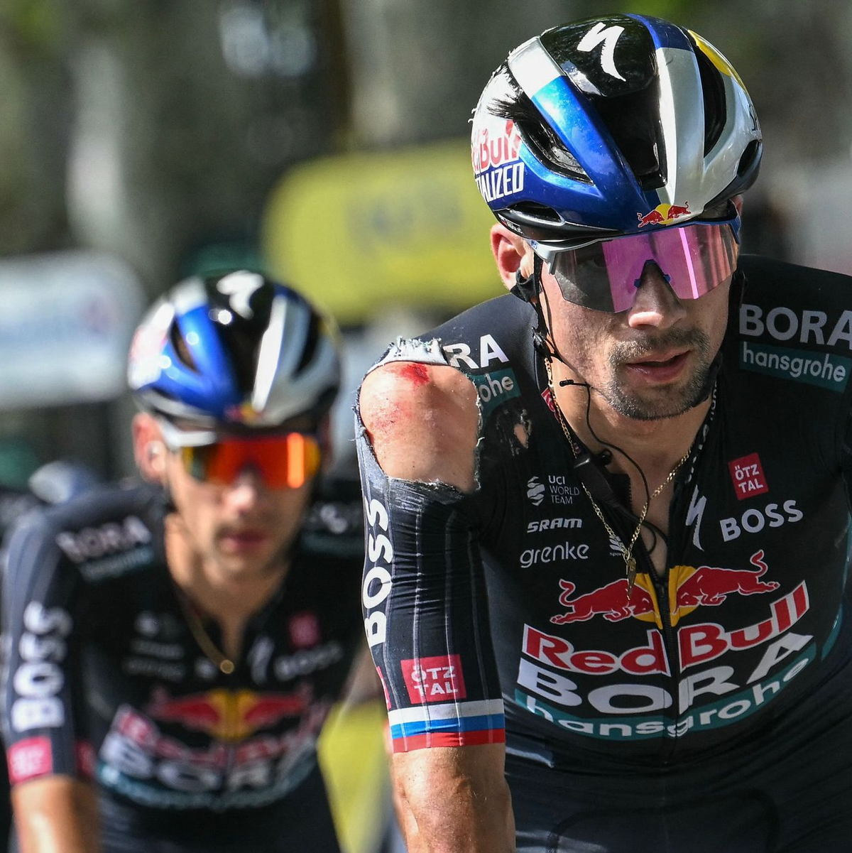 Red Bull-BORA-hansgrohe-Kapitän Primoz Roglic stürzte kurz vor dem Ziel schwer. - Foto: Marco Bertorello/AFP/dpa