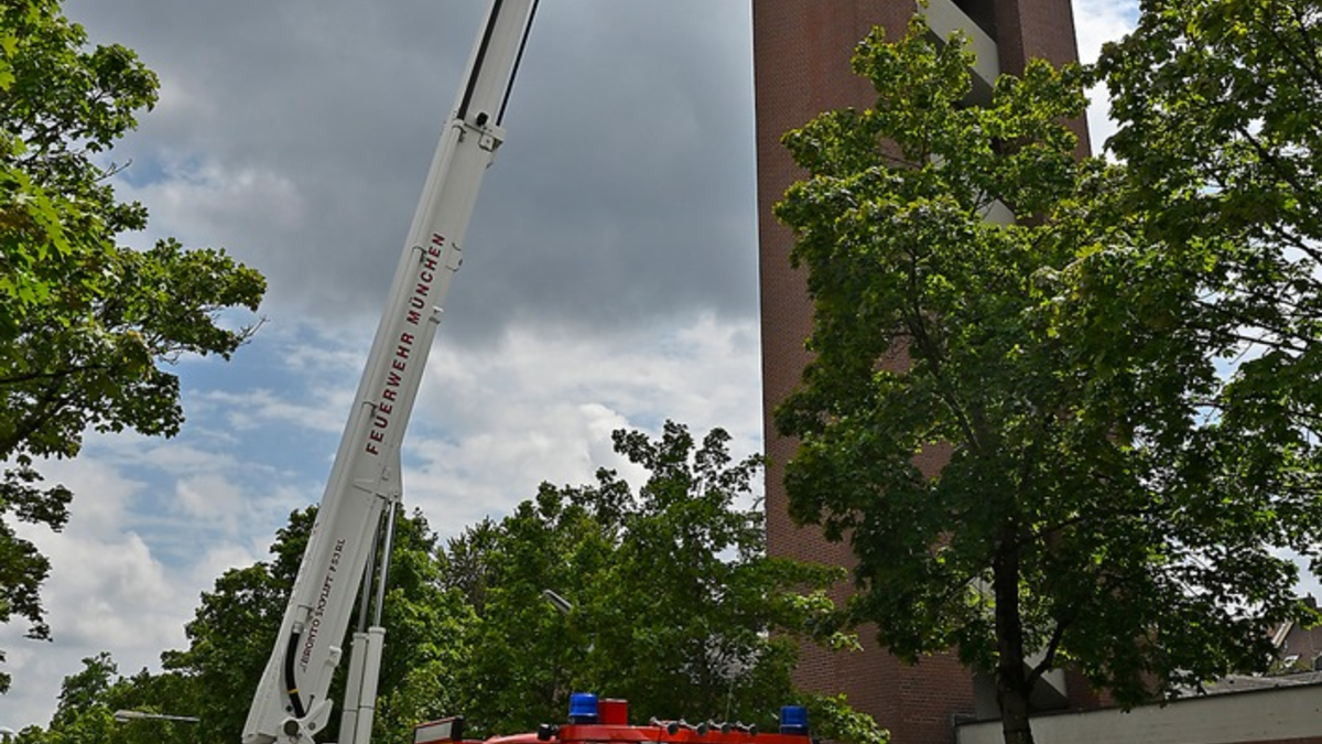 FW-M: Kirchturm verliert Blechteile (Unergiesing) - Foto: presseportal.de