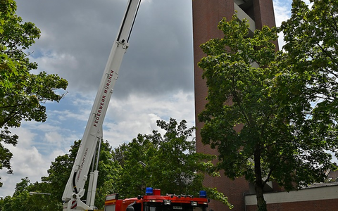 FW-M: Kirchturm verliert Blechteile (Unergiesing) - Foto: presseportal.de
