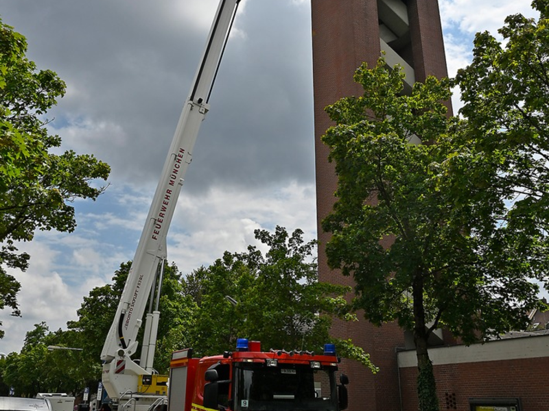 FW-M: Kirchturm verliert Blechteile (Unergiesing) - Foto: presseportal.de