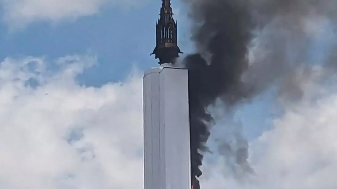 Der Brand im Turm der Kathedrale von Rouen brach während Bauarbeiten aus. - Bild: Uncredited/Vivien Leservoisier/AP/dpa