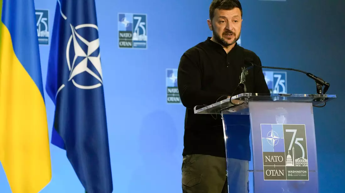 Der ukrainische Präsident Wolodymyr Selenskyj drängt beharrlich auf eine Einladung seines Landes für einen Beitritt in das westliche Militärbündnis Nato. (Archivbild) - Bild: Mark Schiefelbein/AP/dpa