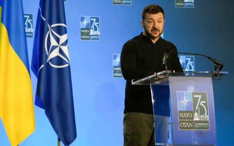 Der ukrainische PrĂ€sident Wolodymyr Selenskyj drĂ€ngt beharrlich auf eine Einladung seines Landes fĂŒr einen Beitritt in das westliche MilitĂ€rbĂŒndnis Nato. (Archivbild) - Foto: Mark Schiefelbein/AP/dpa Der ukrainische PrĂ€sident Wolodymyr Selenskyj drĂ€ngt beharrlich auf eine Einladung seines Landes fĂŒr einen Beitritt in das westliche MilitĂ€rbĂŒndnis Nato. (Archivbild) - Foto: Mark Schiefelbein/AP/dpa