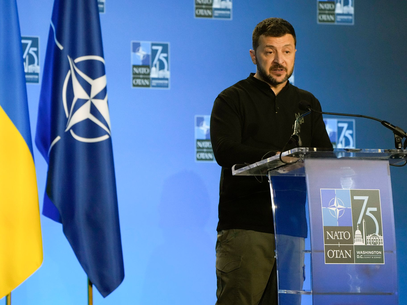 Der ukrainische Präsident Wolodymyr Selenskyj drängt beharrlich auf eine Einladung seines Landes für einen Beitritt in das westliche Militärbündnis Nato. (Archivbild) - Foto: Mark Schiefelbein/AP/dpa